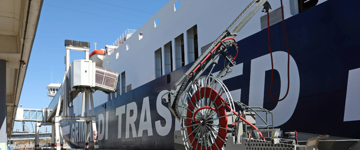 Trasmed accelera sulla sostenibilità: un anno di cold ironing al terminal Grimaldi di Barcellona